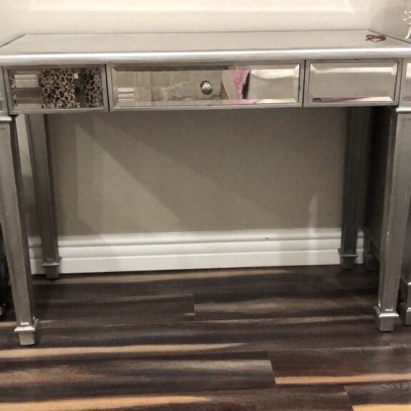 Desk - Picture 1 of 1